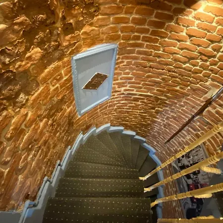 Fascinating Duplex Flat With Classic Beyoglu Architecture 5-Min Walk To Istiklal Avenue Διαμέρισμα *